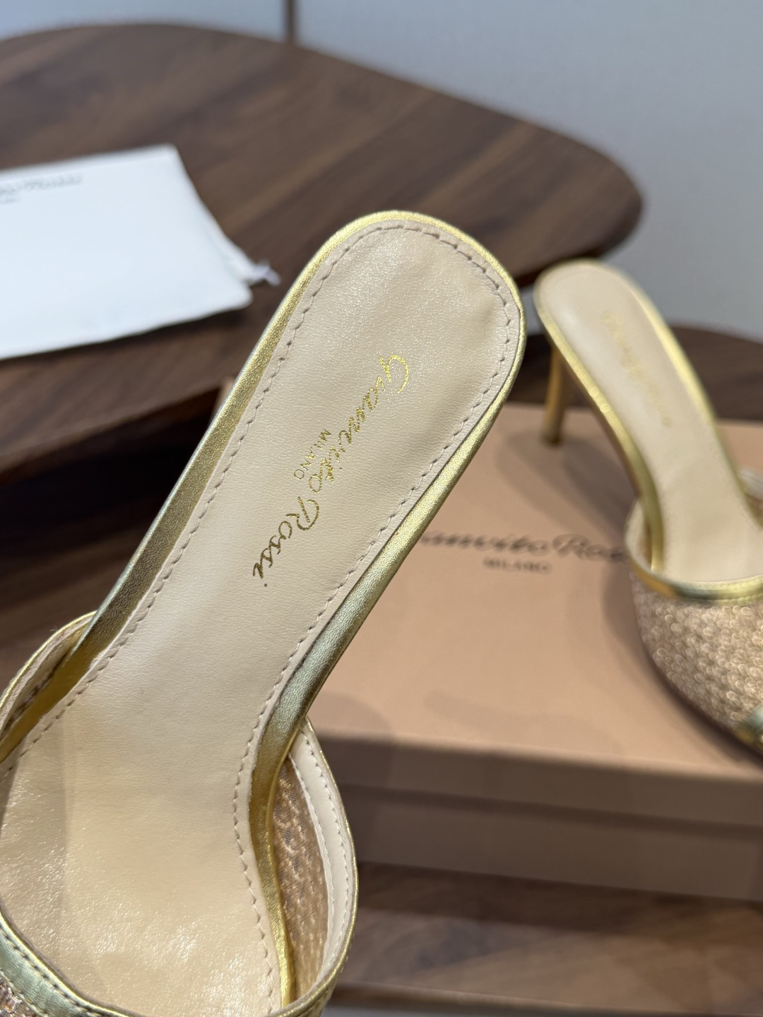 吉安维托·罗西Gianvito Rossi 26春夏 尖头 细跟 凉拖鞋！轻松移动，高跟凉拖鞋！特色钻扣