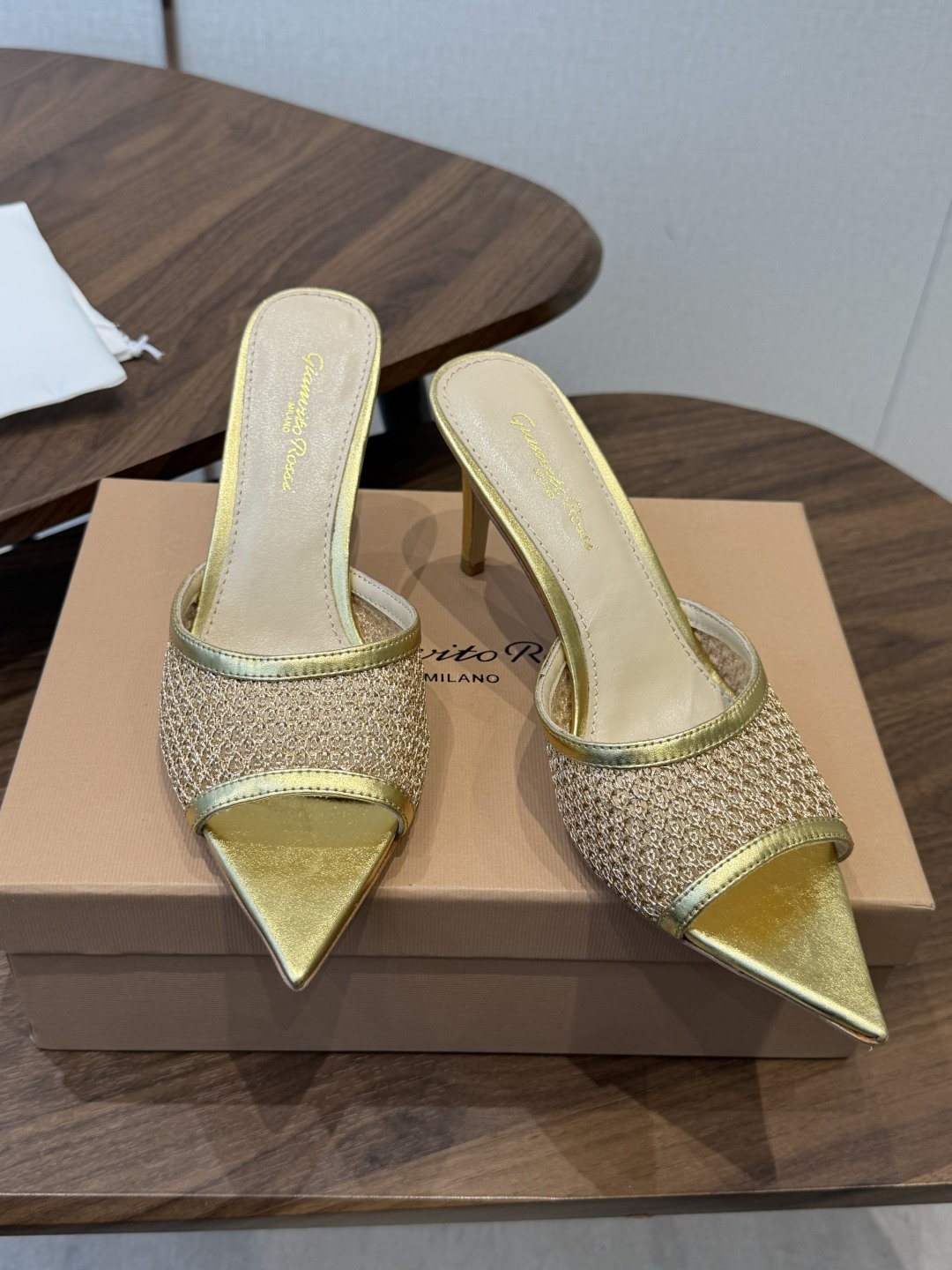 吉安维托·罗西Gianvito Rossi 26春夏 尖头 细跟 凉拖鞋！轻松移动，高跟凉拖鞋！特色钻扣