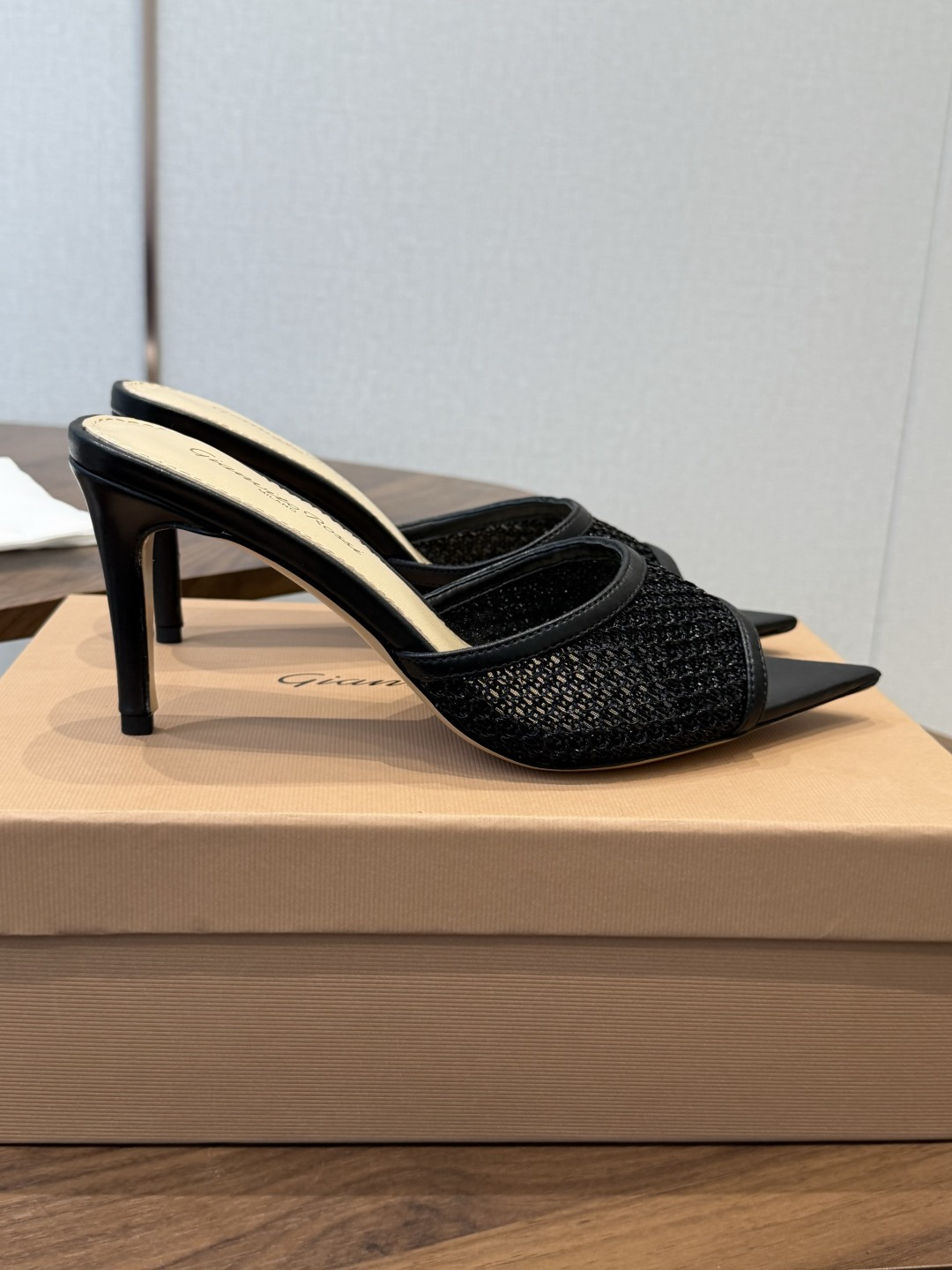 吉安维托·罗西Gianvito Rossi 26春夏 尖头 细跟 凉拖鞋！轻松移动，高跟凉拖鞋！特色钻扣