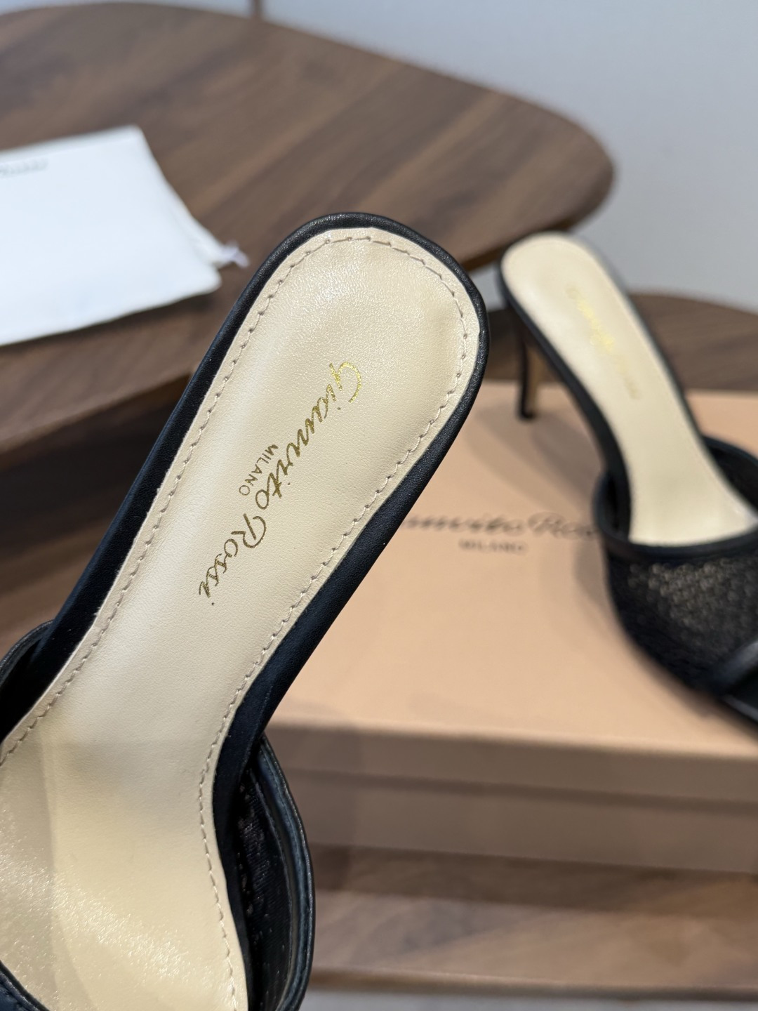 吉安维托·罗西Gianvito Rossi 26春夏 尖头 细跟 凉拖鞋！轻松移动，高跟凉拖鞋！特色钻扣
