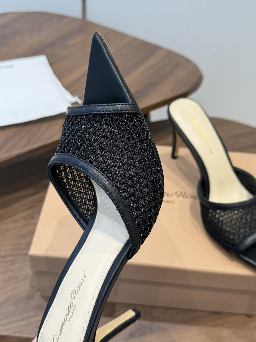 吉安维托·罗西Gianvito Rossi 26春夏 尖头 细跟 凉拖鞋！轻松移动，高跟凉拖鞋！特色钻扣