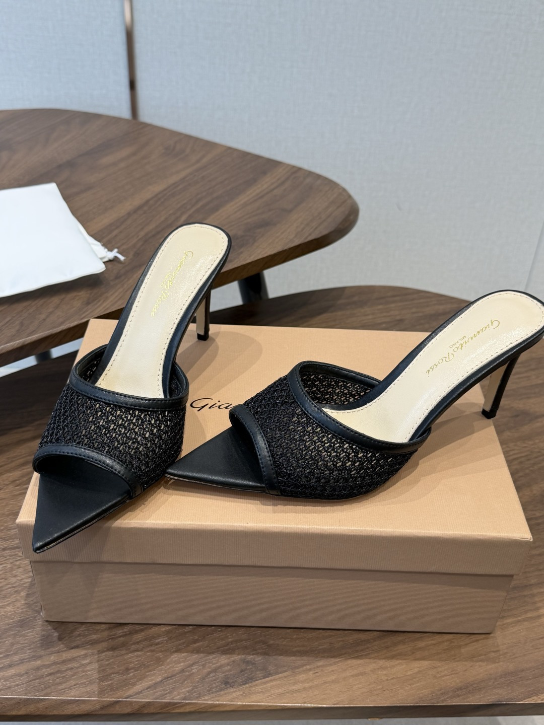 吉安维托·罗西Gianvito Rossi 26春夏 尖头 细跟 凉拖鞋！轻松移动，高跟凉拖鞋！特色钻扣
