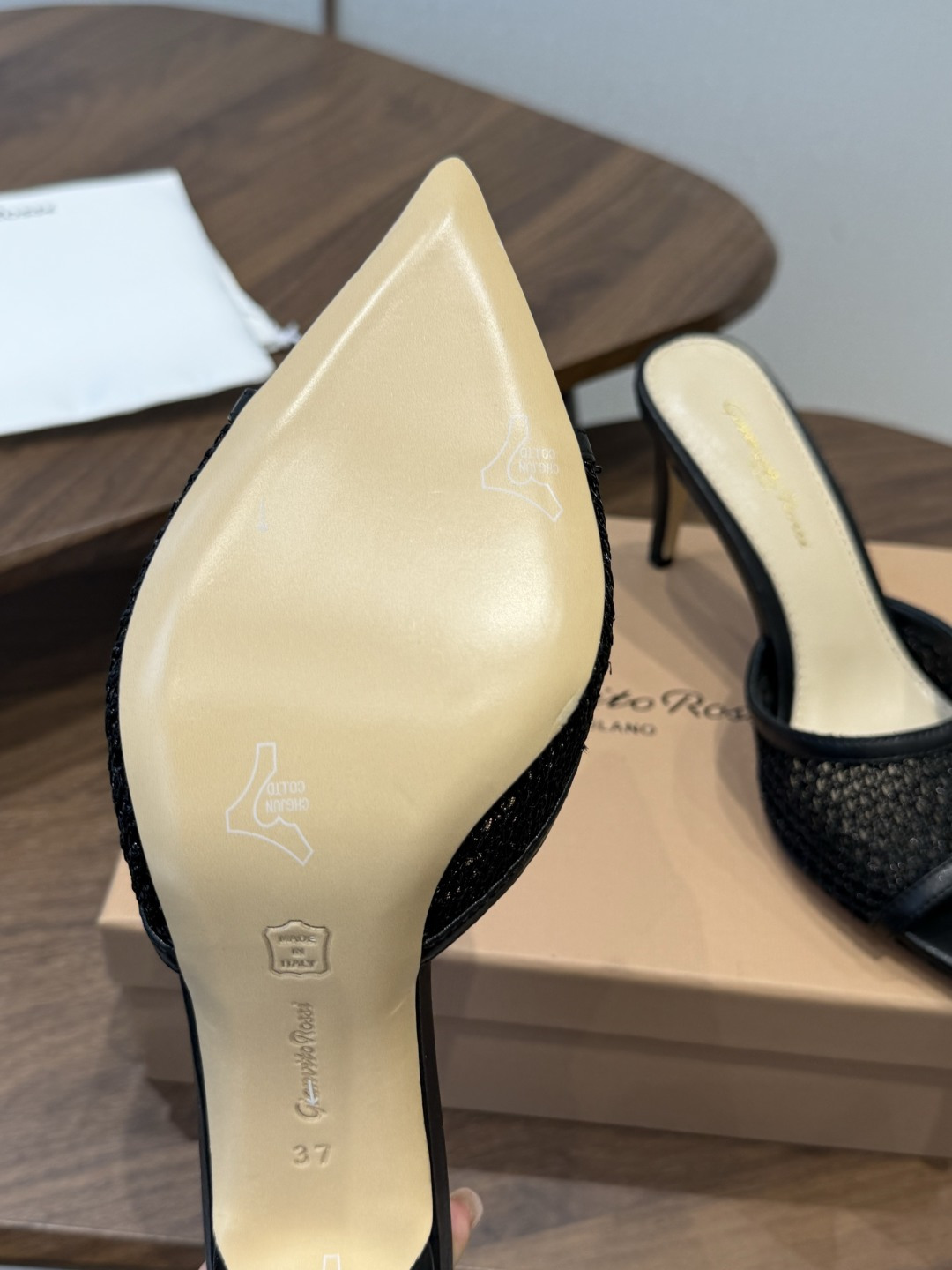 吉安维托·罗西Gianvito Rossi 26春夏 尖头 细跟 凉拖鞋！轻松移动，高跟凉拖鞋！特色钻扣