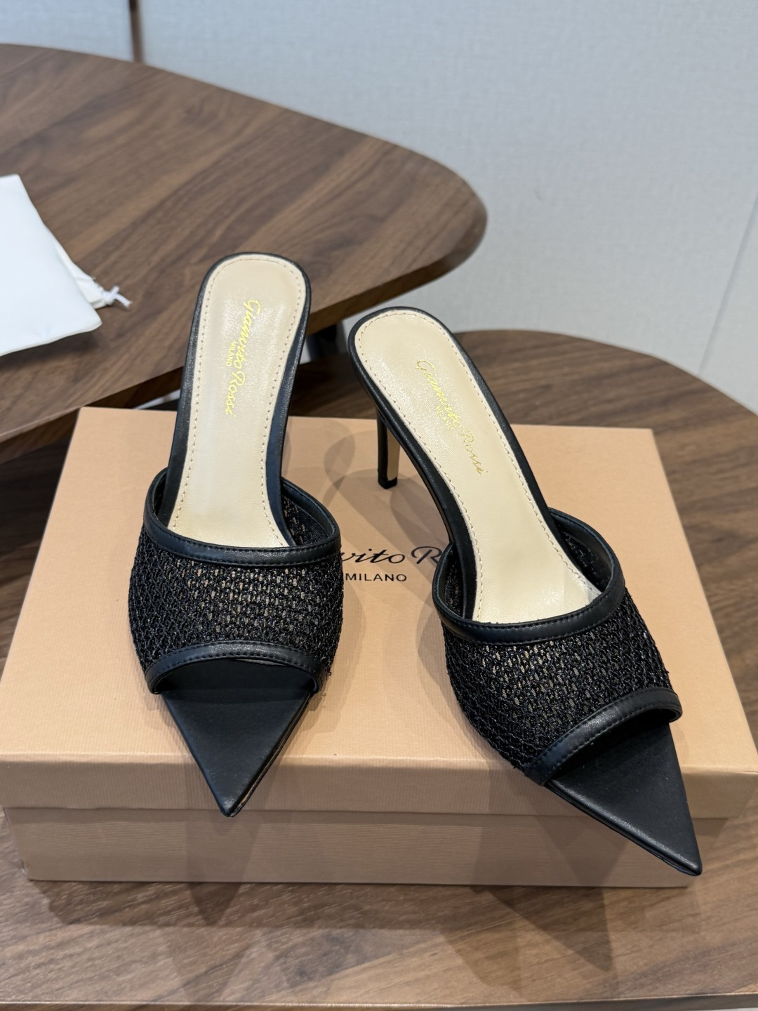 吉安维托·罗西Gianvito Rossi 26春夏 尖头 细跟 凉拖鞋！轻松移动，高跟凉拖鞋！特色钻扣