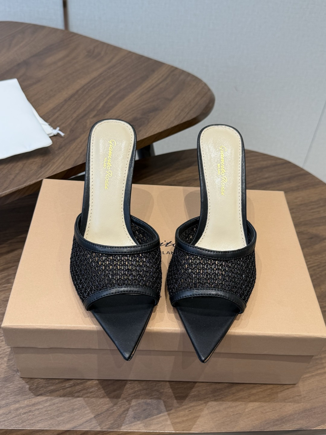 吉安维托·罗西Gianvito Rossi 26春夏 尖头 细跟 凉拖鞋！轻松移动，高跟凉拖鞋！特色钻扣