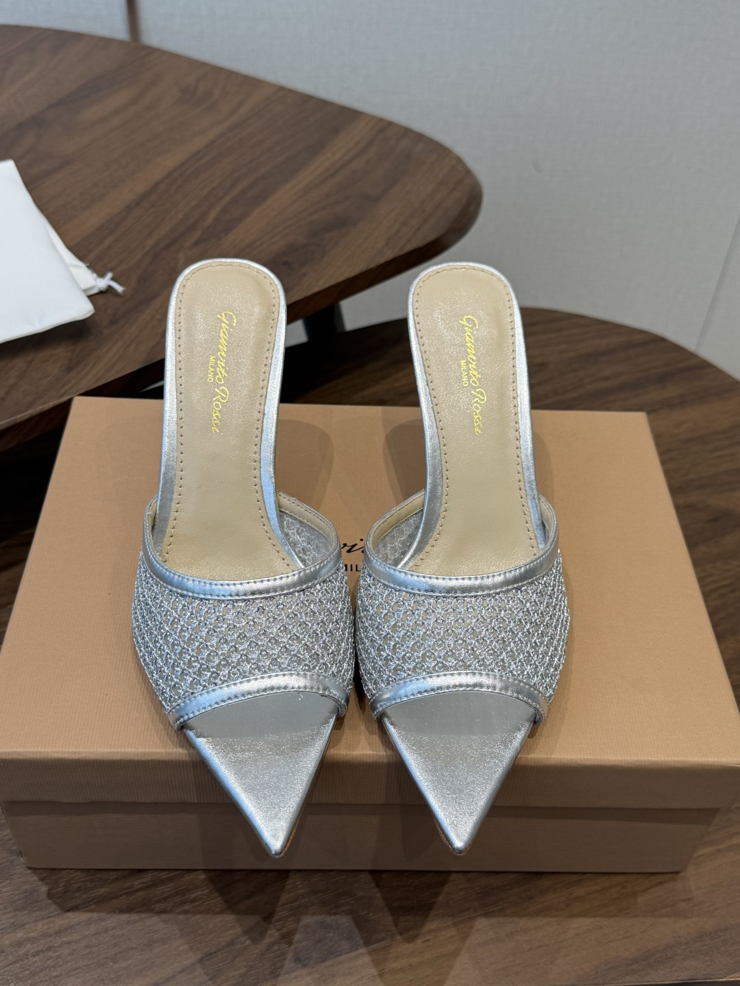 吉安维托·罗西Gianvito Rossi 26春夏 尖头 细跟 凉拖鞋！轻松移动，高跟凉拖鞋！特色钻扣
