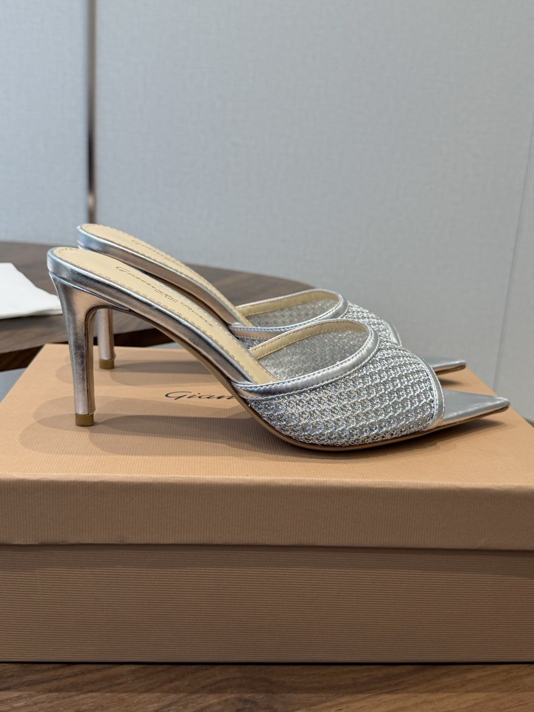 吉安维托·罗西Gianvito Rossi 26春夏 尖头 细跟 凉拖鞋！轻松移动，高跟凉拖鞋！特色钻扣