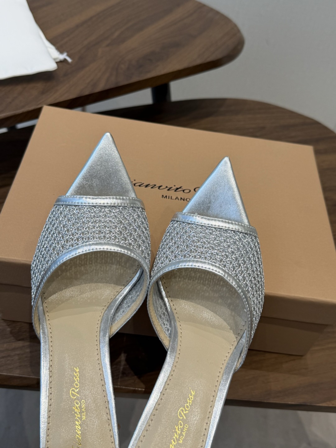 吉安维托·罗西Gianvito Rossi 26春夏 尖头 细跟 凉拖鞋！轻松移动，高跟凉拖鞋！特色钻扣