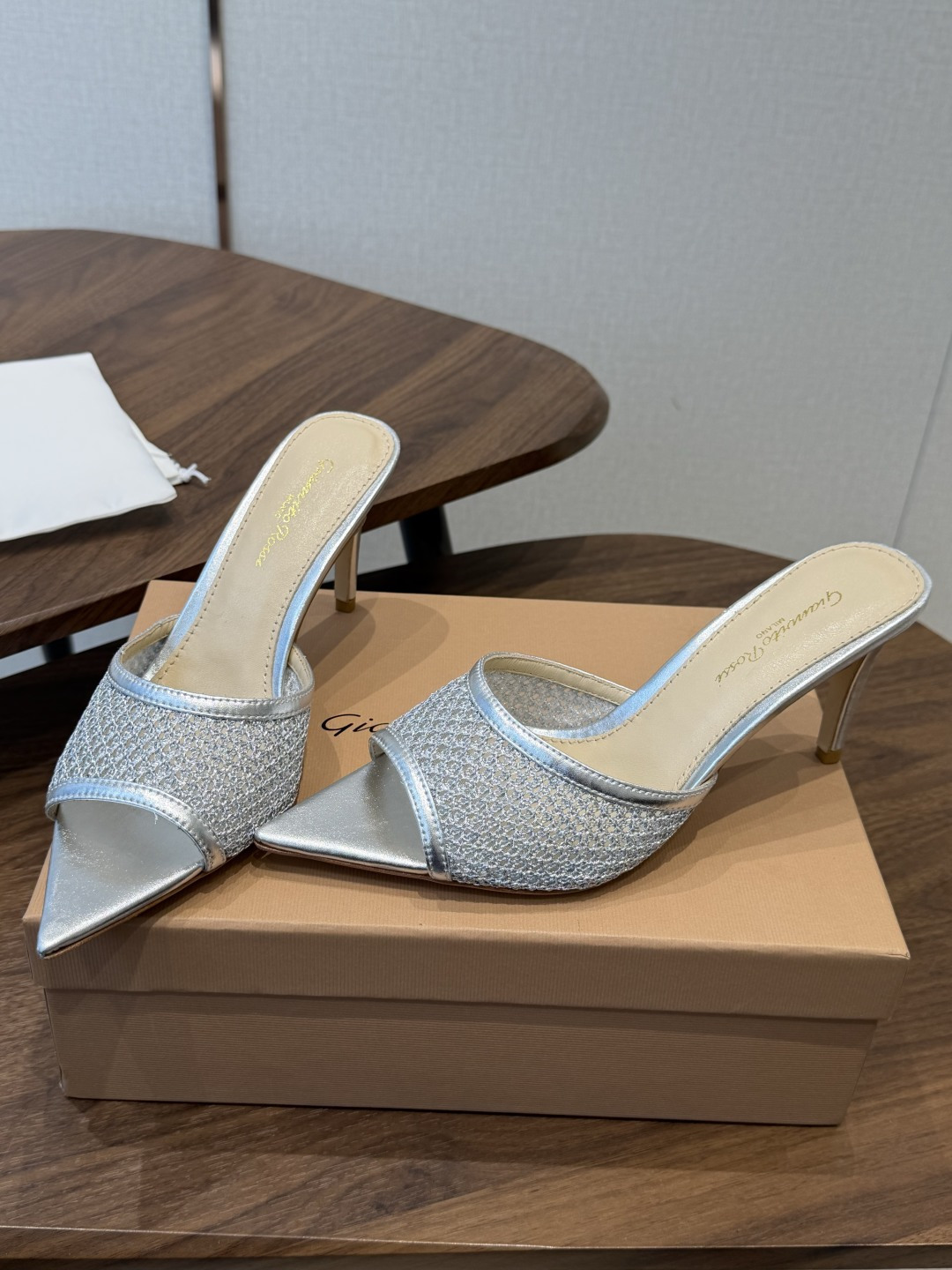 吉安维托·罗西Gianvito Rossi 26春夏 尖头 细跟 凉拖鞋！轻松移动，高跟凉拖鞋！特色钻扣