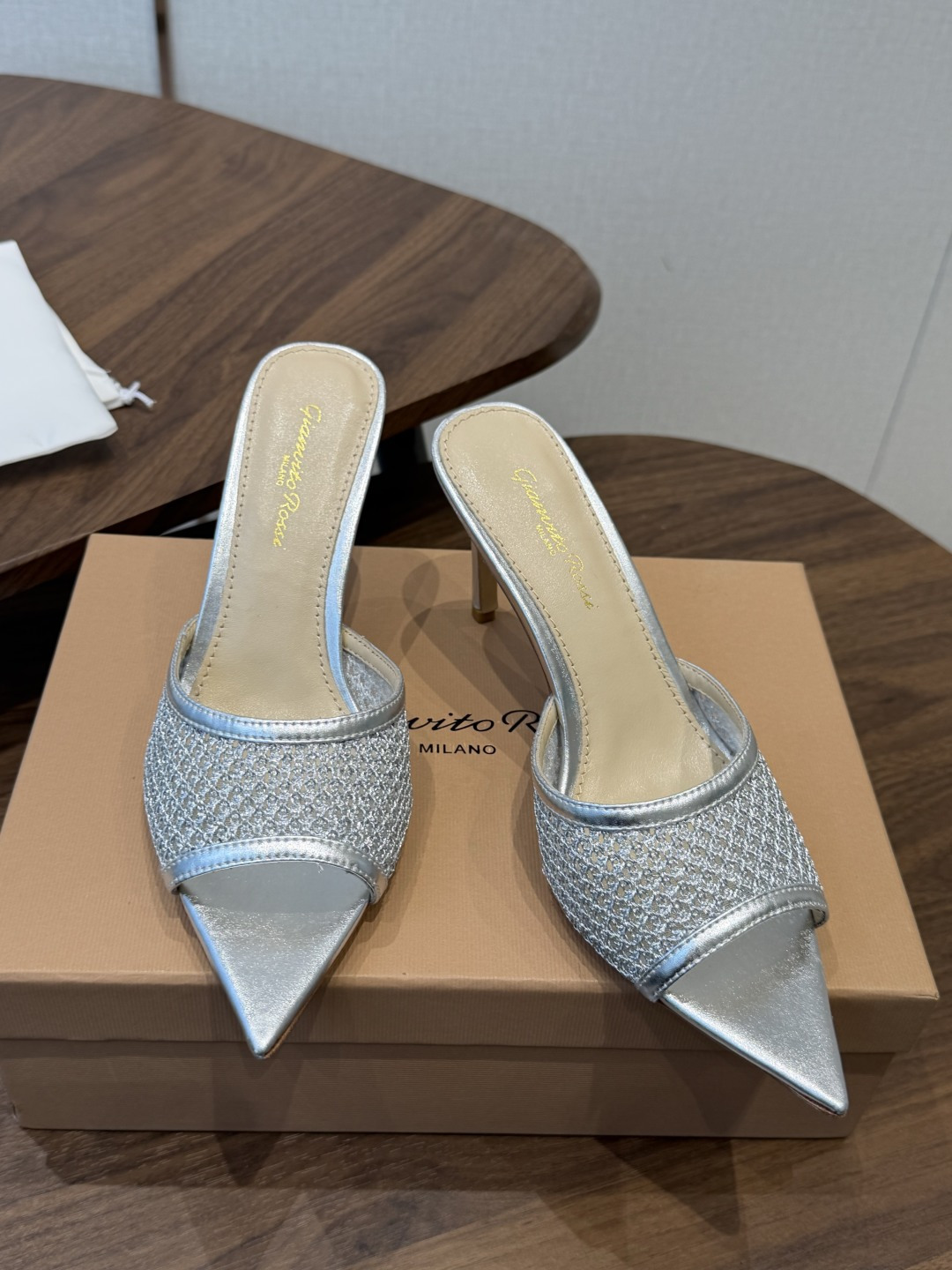 吉安维托·罗西Gianvito Rossi 26春夏 尖头 细跟 凉拖鞋！轻松移动，高跟凉拖鞋！特色钻扣