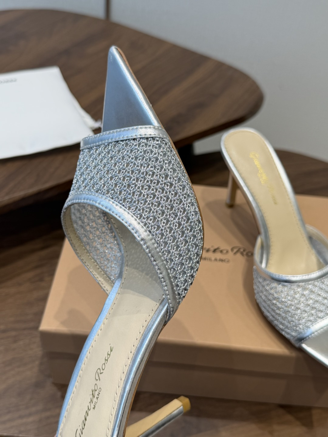 吉安维托·罗西Gianvito Rossi 26春夏 尖头 细跟 凉拖鞋！轻松移动，高跟凉拖鞋！特色钻扣