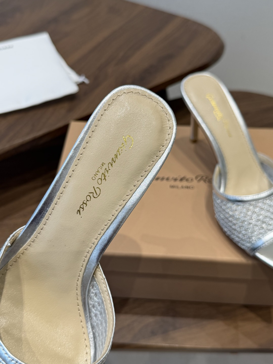 吉安维托·罗西Gianvito Rossi 26春夏 尖头 细跟 凉拖鞋！轻松移动，高跟凉拖鞋！特色钻扣