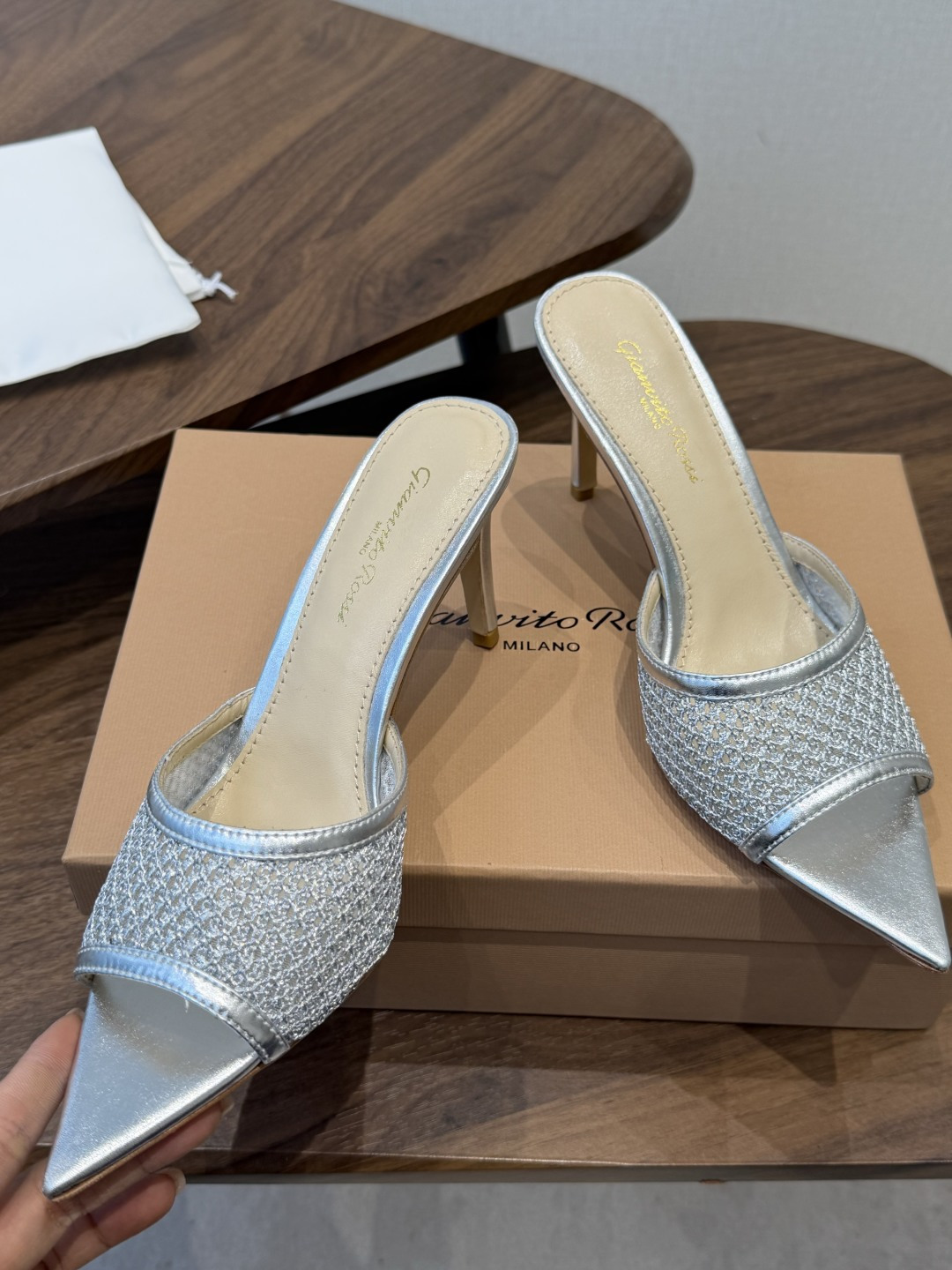 吉安维托·罗西Gianvito Rossi 26春夏 尖头 细跟 凉拖鞋！轻松移动，高跟凉拖鞋！特色钻扣