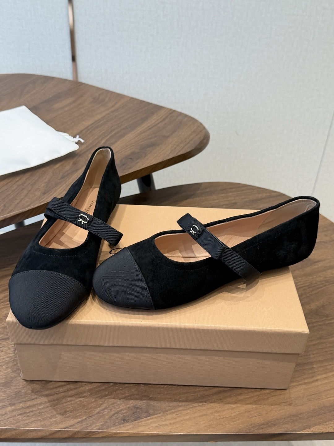 Gianvito Rossi｜吉安维托·罗西26ss春夏新品 GR复古浅口平底芭蕾玛丽珍火爆上新！这鞋绝