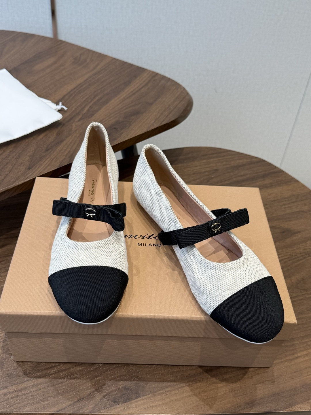 Gianvito Rossi｜吉安维托·罗西26ss春夏新品 GR复古浅口平底芭蕾玛丽珍火爆上新！这鞋绝