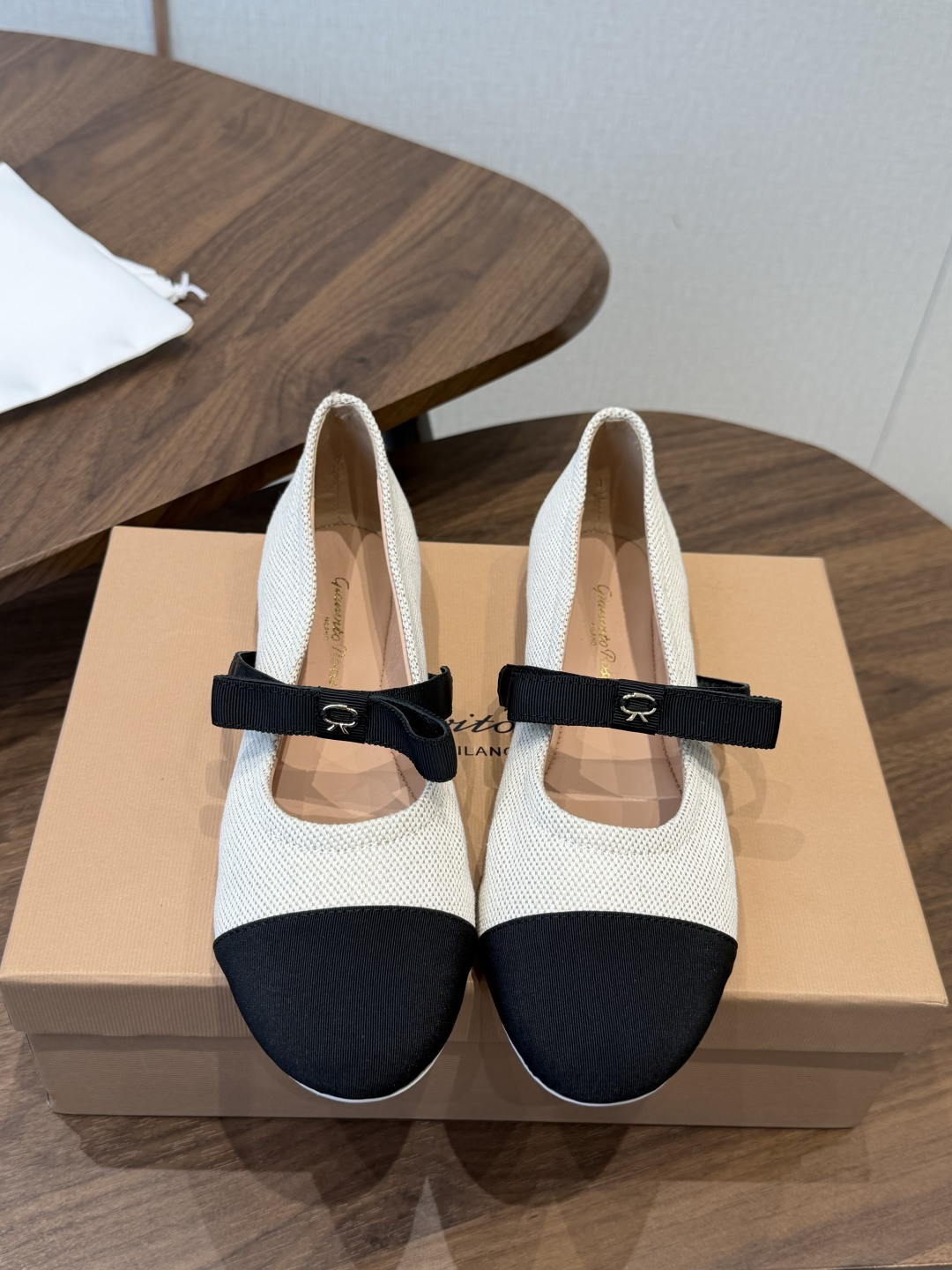 Gianvito Rossi｜吉安维托·罗西26ss春夏新品 GR复古浅口平底芭蕾玛丽珍火爆上新！这鞋绝