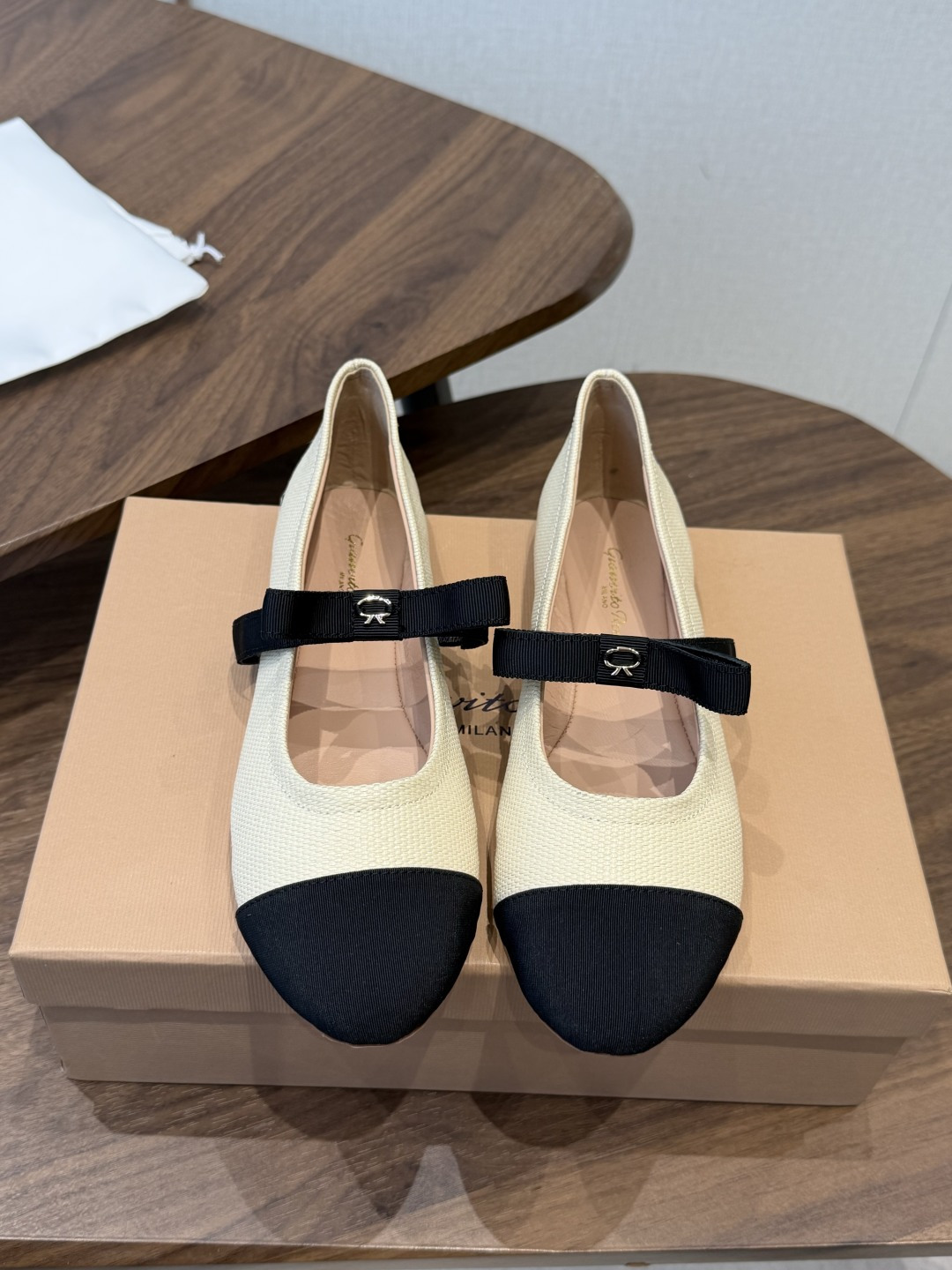 Gianvito Rossi｜吉安维托·罗西26ss春夏新品 GR复古浅口平底芭蕾玛丽珍火爆上新！这鞋绝