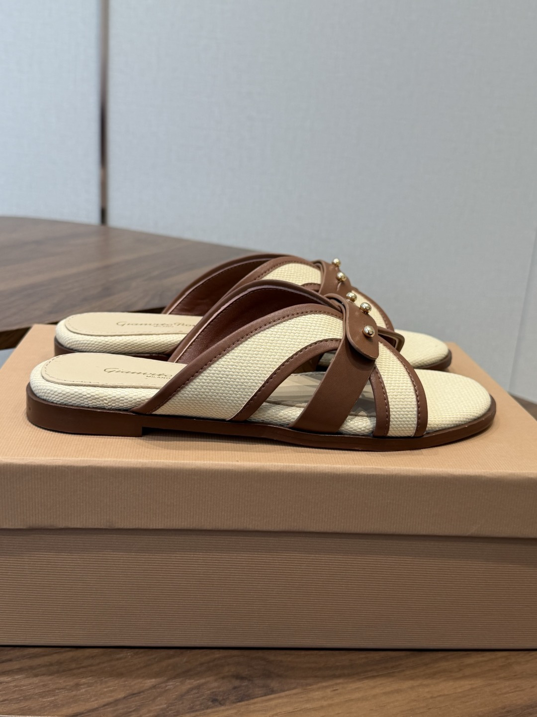 Gianvito Rossi 26/春夏新款 罗西GR法式编织镂空平底凉拖鞋采用编织设计，线条流畅且富有