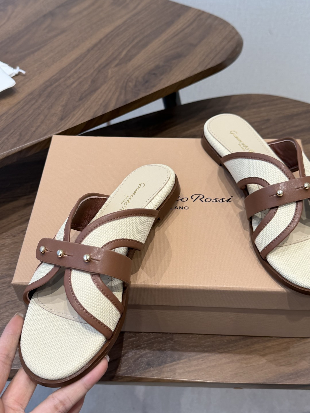 Gianvito Rossi 26/春夏新款 罗西GR法式编织镂空平底凉拖鞋采用编织设计，线条流畅且富有