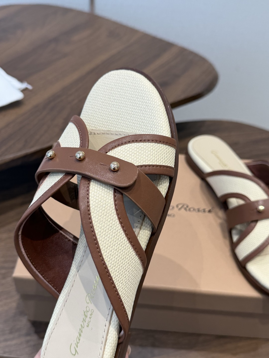 Gianvito Rossi 26/春夏新款 罗西GR法式编织镂空平底凉拖鞋采用编织设计，线条流畅且富有
