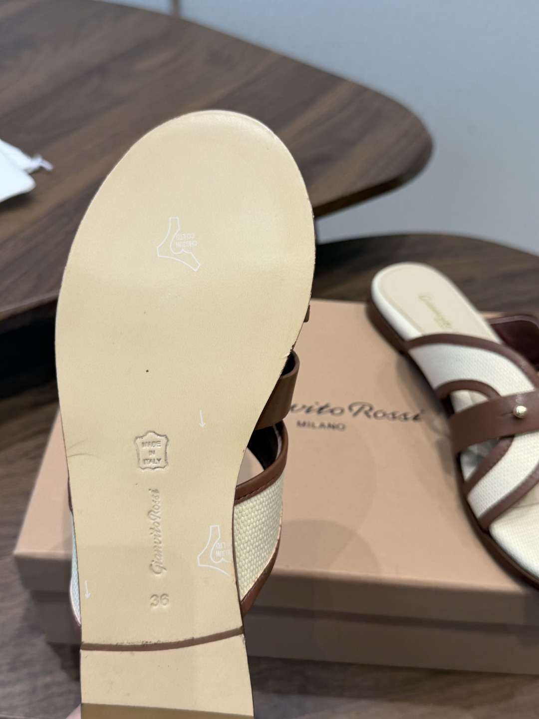 Gianvito Rossi 26/春夏新款 罗西GR法式编织镂空平底凉拖鞋采用编织设计，线条流畅且富有