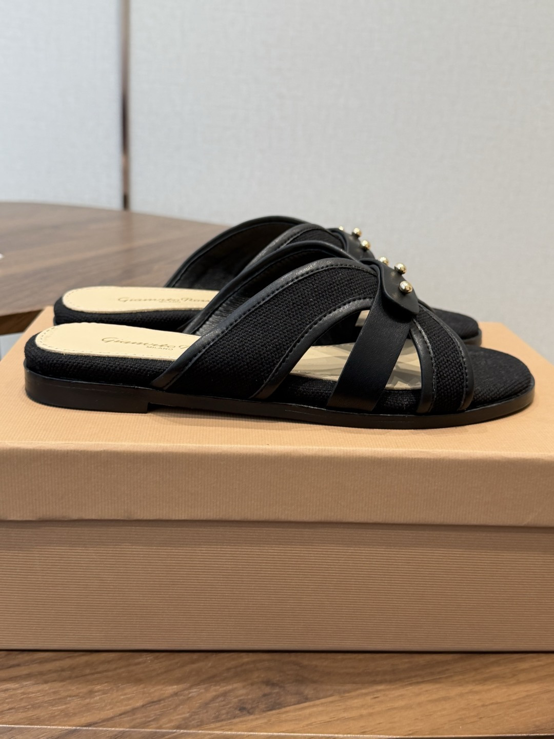Gianvito Rossi 26/春夏新款 罗西GR法式编织镂空平底凉拖鞋采用编织设计，线条流畅且富有