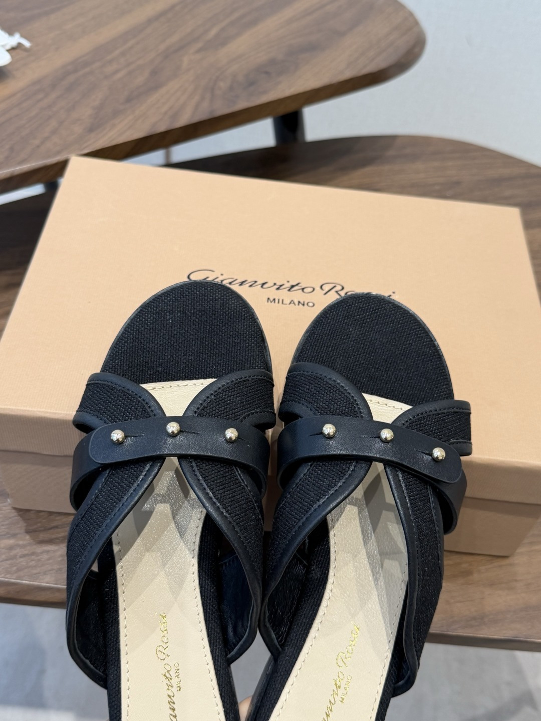 Gianvito Rossi 26/春夏新款 罗西GR法式编织镂空平底凉拖鞋采用编织设计，线条流畅且富有