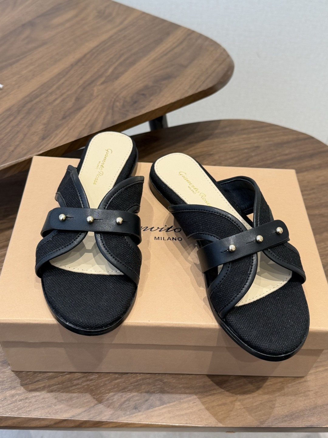 Gianvito Rossi 26/春夏新款 罗西GR法式编织镂空平底凉拖鞋采用编织设计，线条流畅且富有