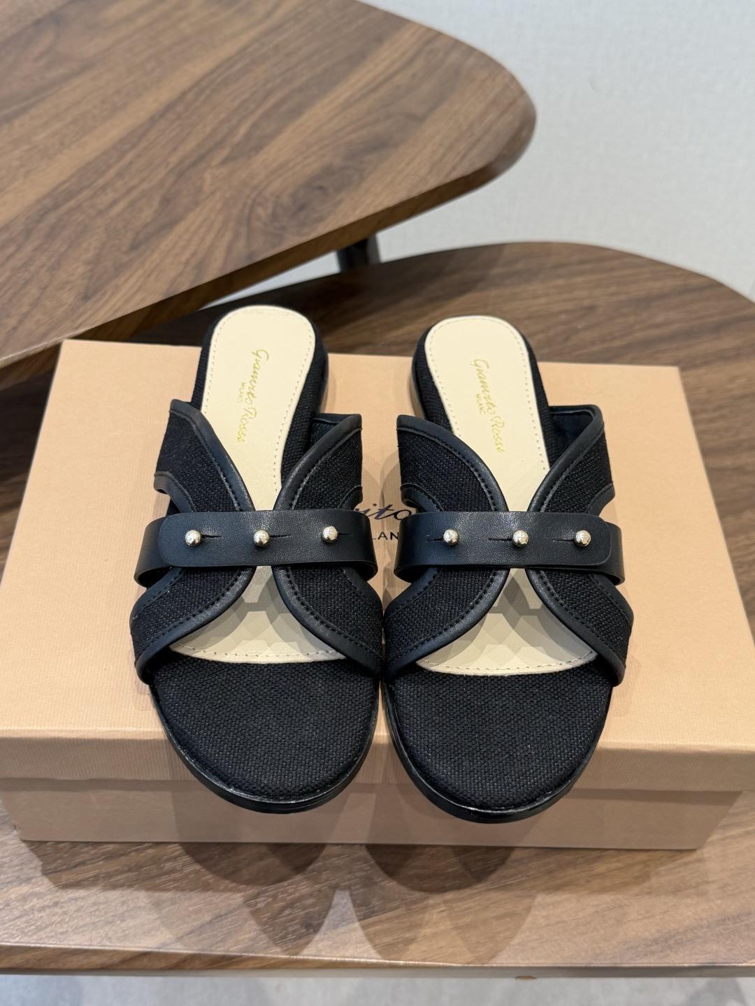 Gianvito Rossi 26/春夏新款 罗西GR法式编织镂空平底凉拖鞋采用编织设计，线条流畅且富有