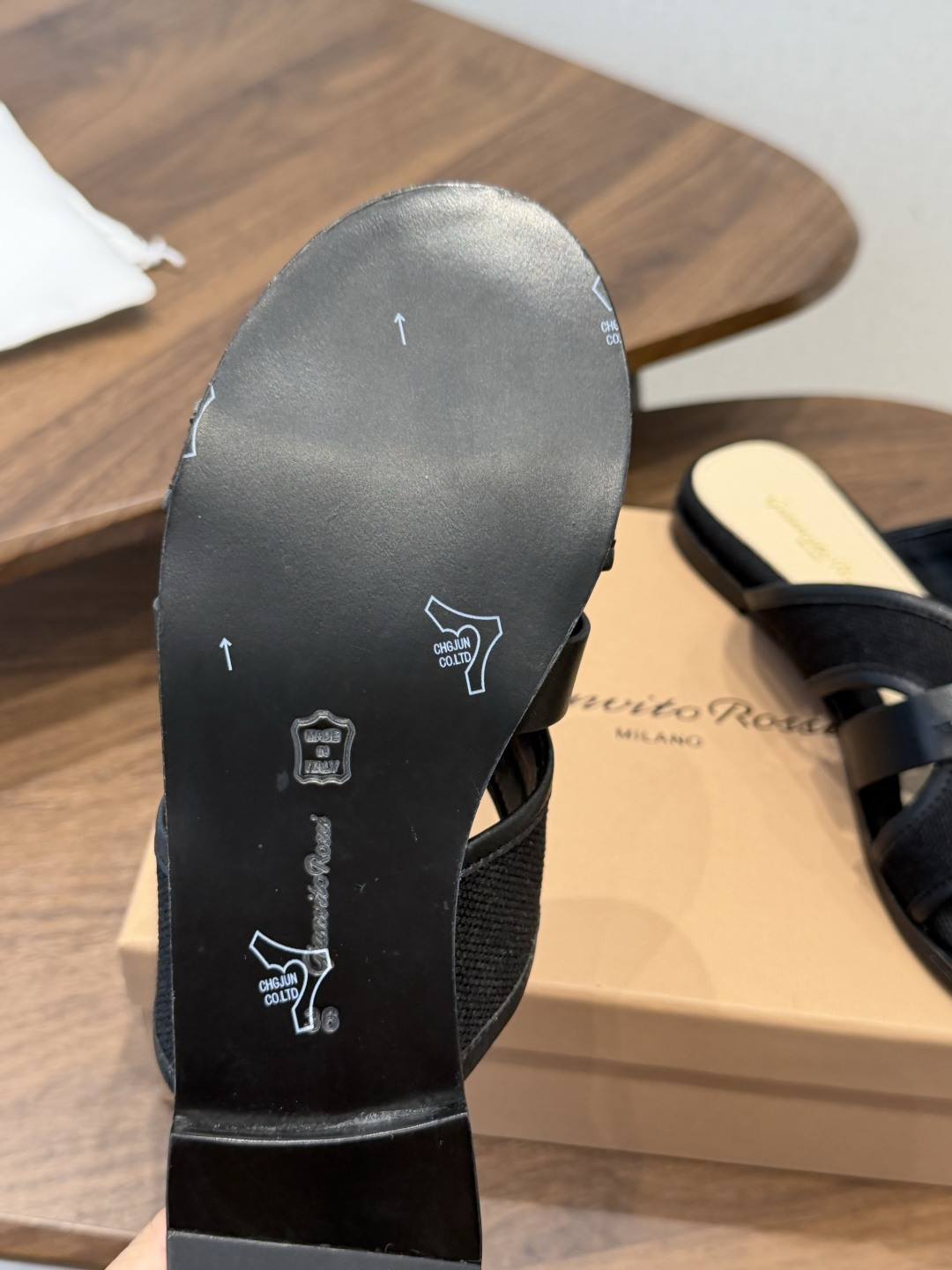 Gianvito Rossi 26/春夏新款 罗西GR法式编织镂空平底凉拖鞋采用编织设计，线条流畅且富有