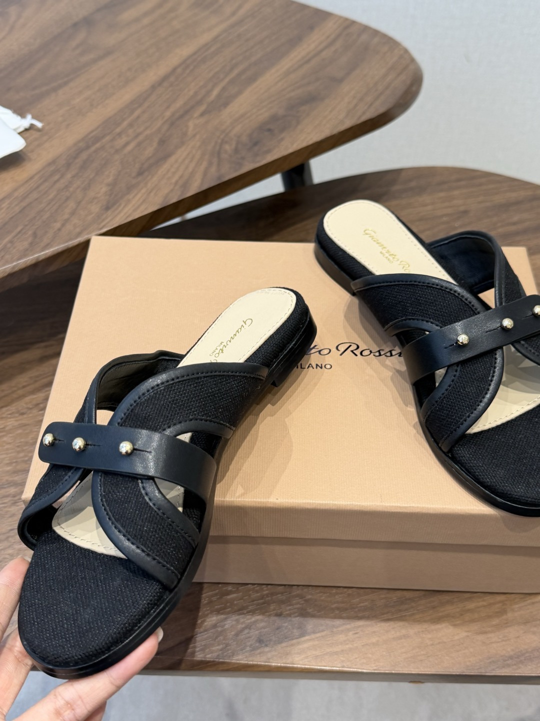 Gianvito Rossi 26/春夏新款 罗西GR法式编织镂空平底凉拖鞋采用编织设计，线条流畅且富有