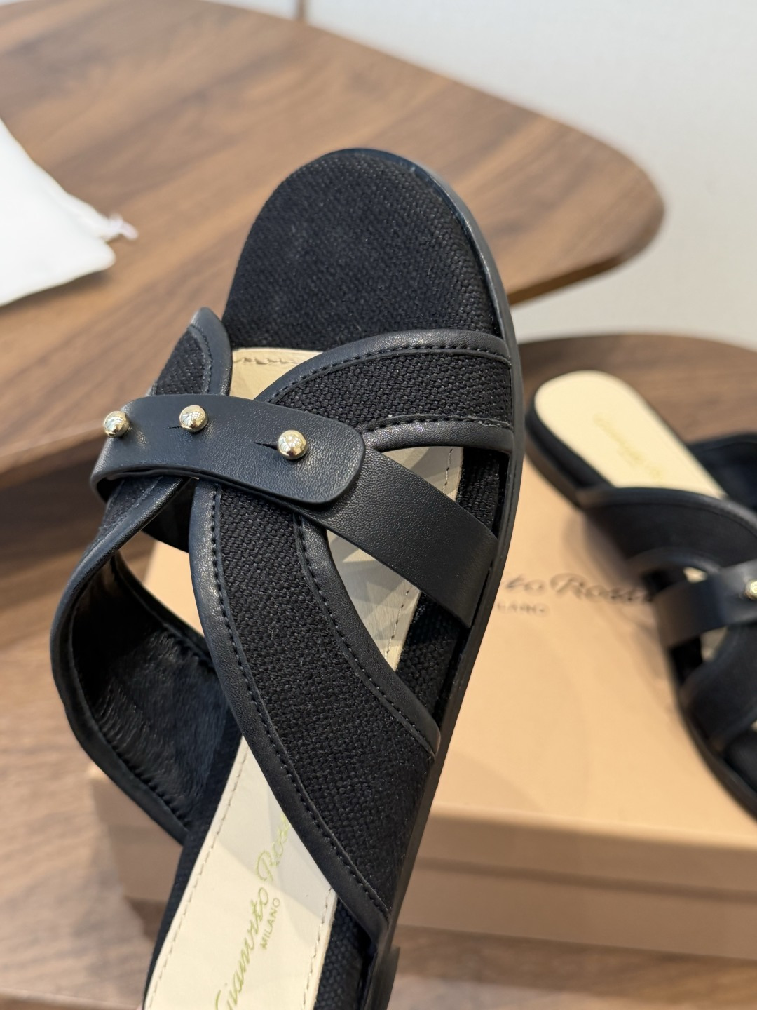 Gianvito Rossi 26/春夏新款 罗西GR法式编织镂空平底凉拖鞋采用编织设计，线条流畅且富有