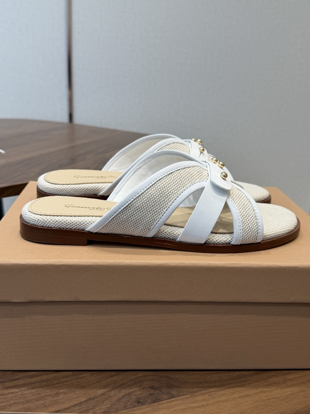 Gianvito Rossi 26/春夏新款 罗西GR法式编织镂空平底凉拖鞋采用编织设计，线条流畅且富有