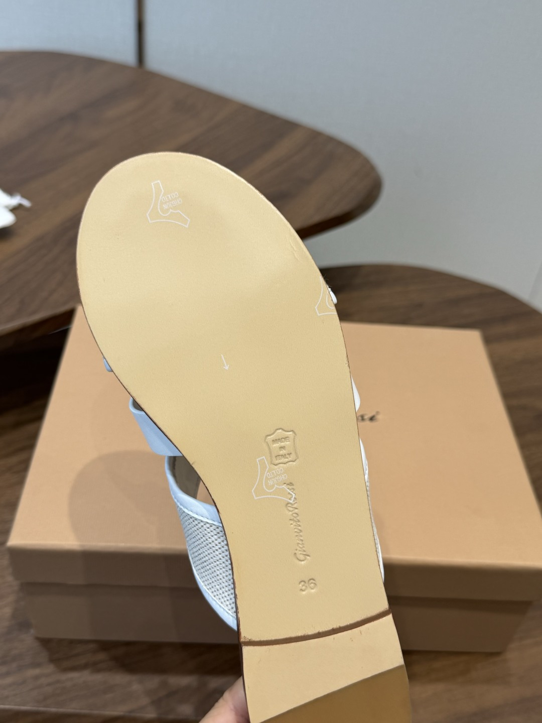 Gianvito Rossi 26/春夏新款 罗西GR法式编织镂空平底凉拖鞋采用编织设计，线条流畅且富有