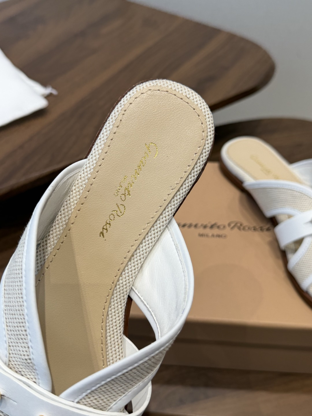 Gianvito Rossi 26/春夏新款 罗西GR法式编织镂空平底凉拖鞋采用编织设计，线条流畅且富有