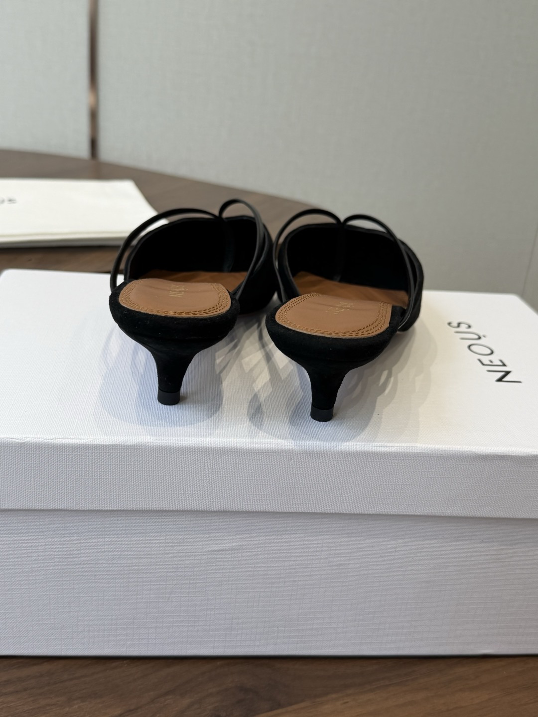 neous 26ss春夏新品 尖头后空猫跟凉拖鞋这款自带大小姐风气质 无论是搭配牛仔裤百褶裙 还是穿去较 neous 26ss春夏新品 尖头后空猫跟凉拖鞋这款自带大小姐风气质 无论是搭配牛仔裤百褶裙 还是穿去较
