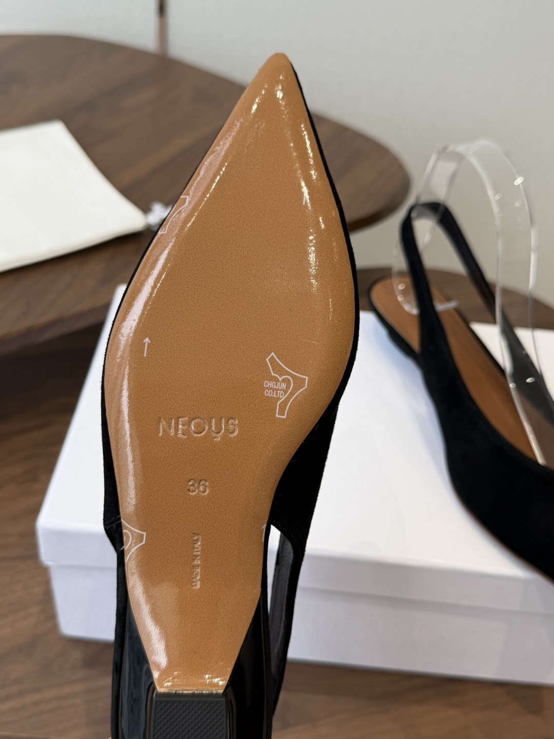 Neous 26早春新款 英国小众品牌纯色设计高跟单鞋。这几年很火而且每一季都会出爆款的品牌。非常气质的