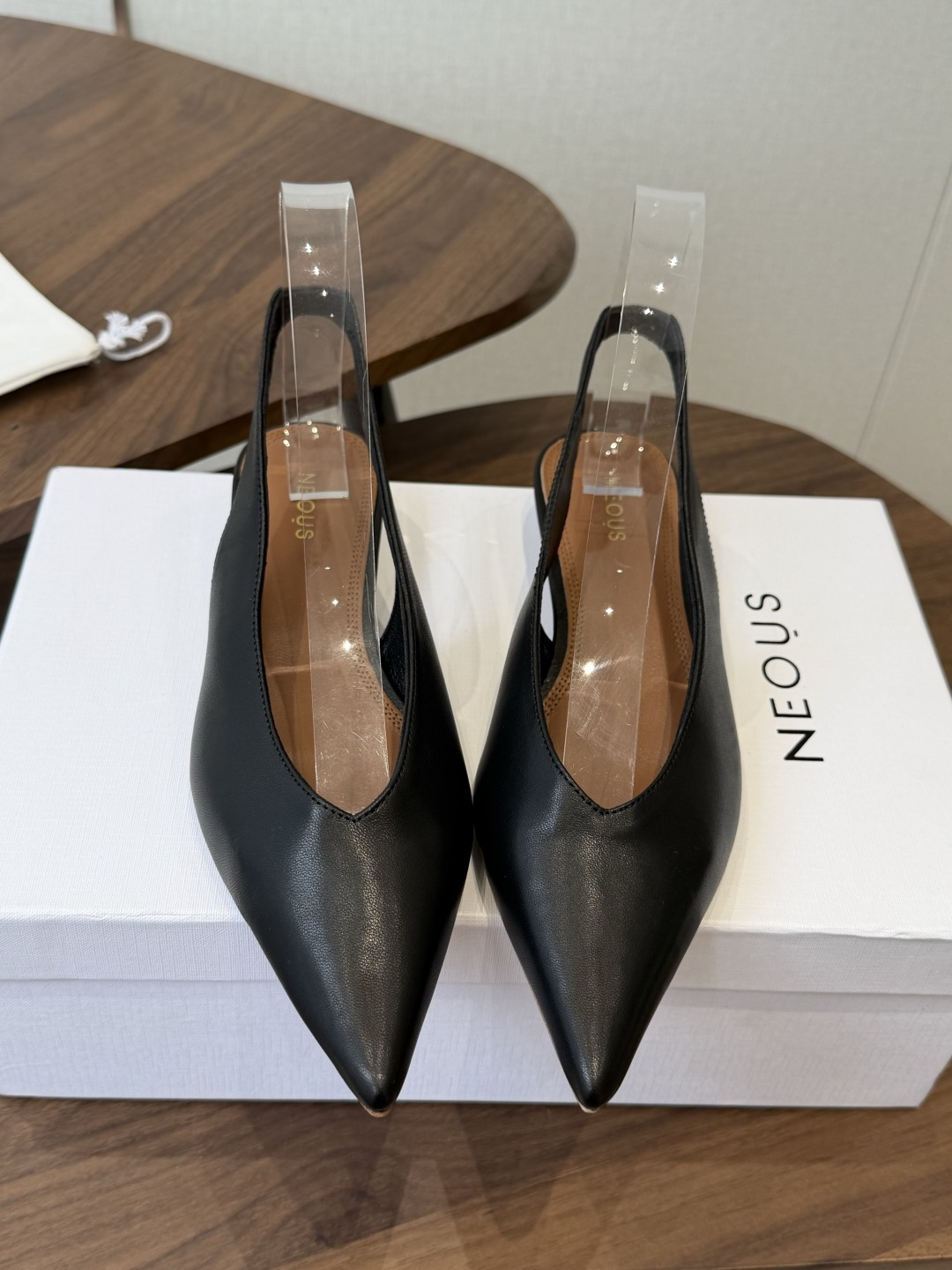 Neous 26早春新款 英国小众品牌纯色设计高跟单鞋。这几年很火而且每一季都会出爆款的品牌。非常气质的