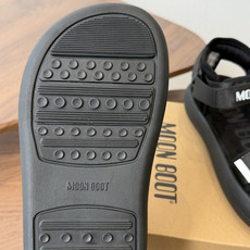 Moon Boot 2026vs春夏最新凉鞋系列……Moon Boot 以复古凉鞋为设计灵感,童趣 的色 Moon Boot 2026vs春夏最新凉鞋系列……Moon Boot 以复古凉鞋为设计灵感,童趣 的色