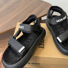 Moon Boot 2026vs春夏最新凉鞋系列……Moon Boot 以复古凉鞋为设计灵感,童趣 的色 Moon Boot 2026vs春夏最新凉鞋系列……Moon Boot 以复古凉鞋为设计灵感,童趣 的色