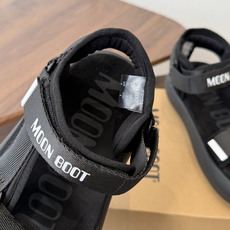 Moon Boot 2026vs春夏最新凉鞋系列……Moon Boot 以复古凉鞋为设计灵感,童趣 的色 Moon Boot 2026vs春夏最新凉鞋系列……Moon Boot 以复古凉鞋为设计灵感,童趣 的色
