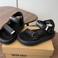 Moon Boot 2026vs春夏最新凉鞋系列……Moon Boot 以复古凉鞋为设计灵感,童趣 的色 Moon Boot 2026vs春夏最新凉鞋系列……Moon Boot 以复古凉鞋为设计灵感,童趣 的色