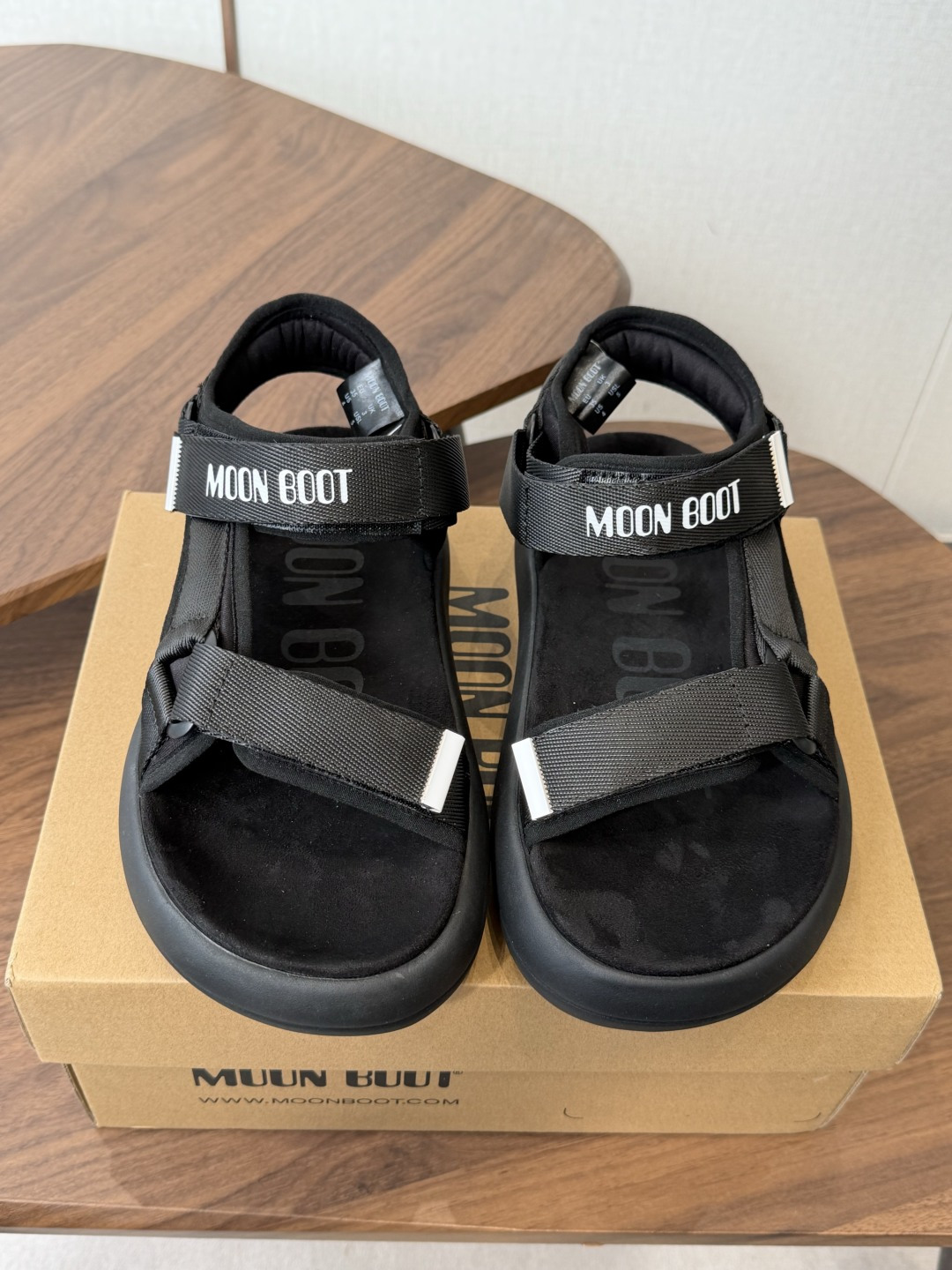 Moon Boot 2026vs春夏最新凉鞋系列……Moon Boot 以复古凉鞋为设计灵感，童趣 的色