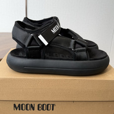 Moon Boot 2026vs春夏最新凉鞋系列……Moon Boot 以复古凉鞋为设计灵感,童趣 的色 Moon Boot 2026vs春夏最新凉鞋系列……Moon Boot 以复古凉鞋为设计灵感,童趣 的色
