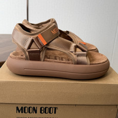 Moon Boot 2026vs春夏最新凉鞋系列……Moon Boot 以复古凉鞋为设计灵感,童趣 的色 Moon Boot 2026vs春夏最新凉鞋系列……Moon Boot 以复古凉鞋为设计灵感,童趣 的色