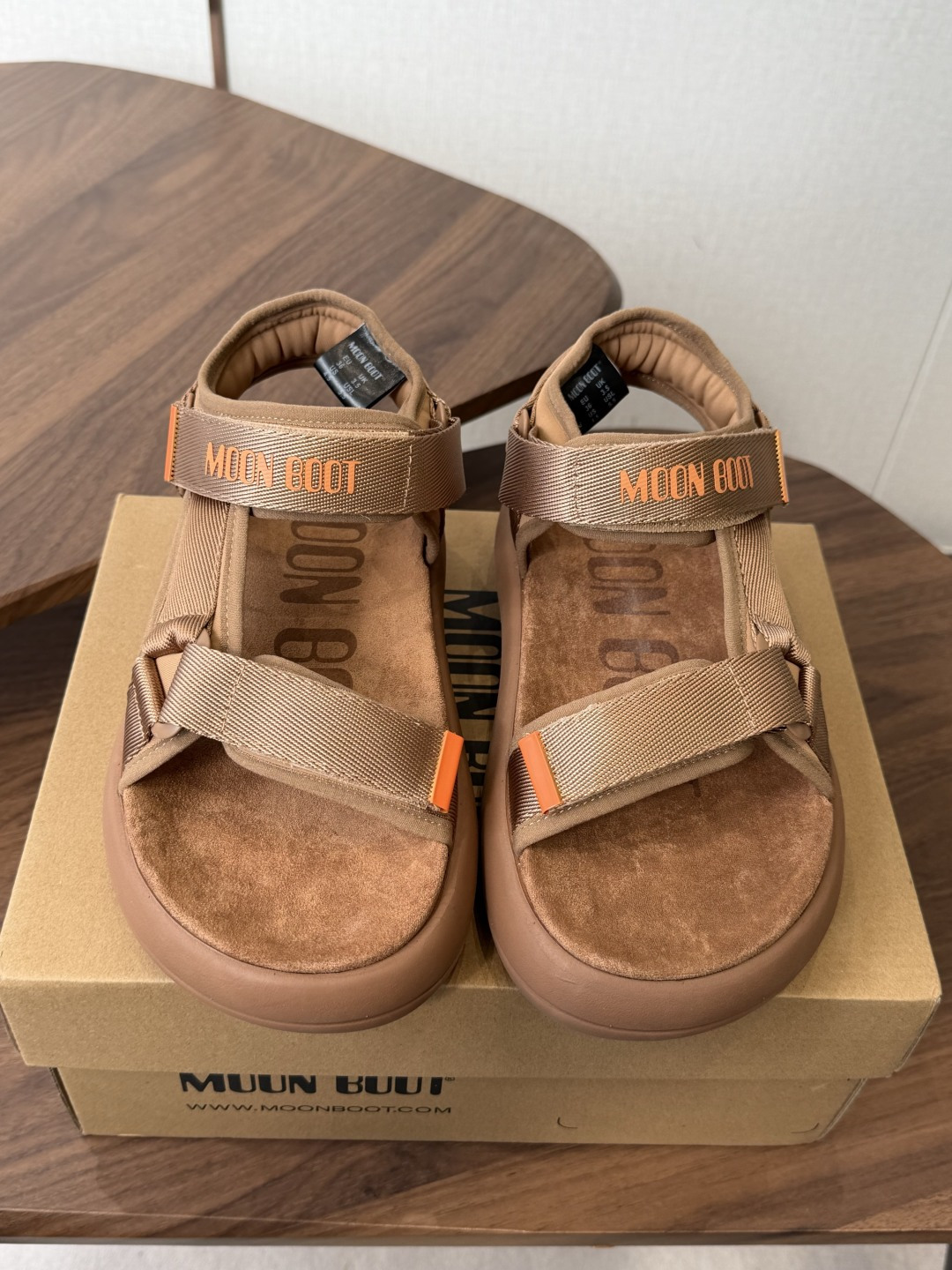 Moon Boot 2026vs春夏最新凉鞋系列……Moon Boot 以复古凉鞋为设计灵感，童趣 的色