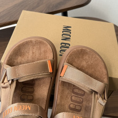 Moon Boot 2026vs春夏最新凉鞋系列……Moon Boot 以复古凉鞋为设计灵感,童趣 的色 Moon Boot 2026vs春夏最新凉鞋系列……Moon Boot 以复古凉鞋为设计灵感,童趣 的色