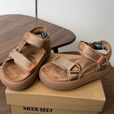 Moon Boot 2026vs春夏最新凉鞋系列……Moon Boot 以复古凉鞋为设计灵感,童趣 的色 Moon Boot 2026vs春夏最新凉鞋系列……Moon Boot 以复古凉鞋为设计灵感,童趣 的色