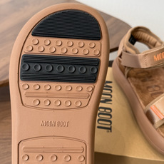 Moon Boot 2026vs春夏最新凉鞋系列……Moon Boot 以复古凉鞋为设计灵感,童趣 的色 Moon Boot 2026vs春夏最新凉鞋系列……Moon Boot 以复古凉鞋为设计灵感,童趣 的色