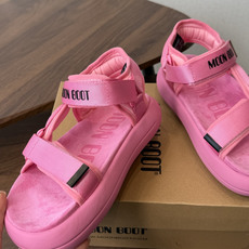 Moon Boot 2026vs春夏最新凉鞋系列……Moon Boot 以复古凉鞋为设计灵感,童趣 的色 Moon Boot 2026vs春夏最新凉鞋系列……Moon Boot 以复古凉鞋为设计灵感,童趣 的色